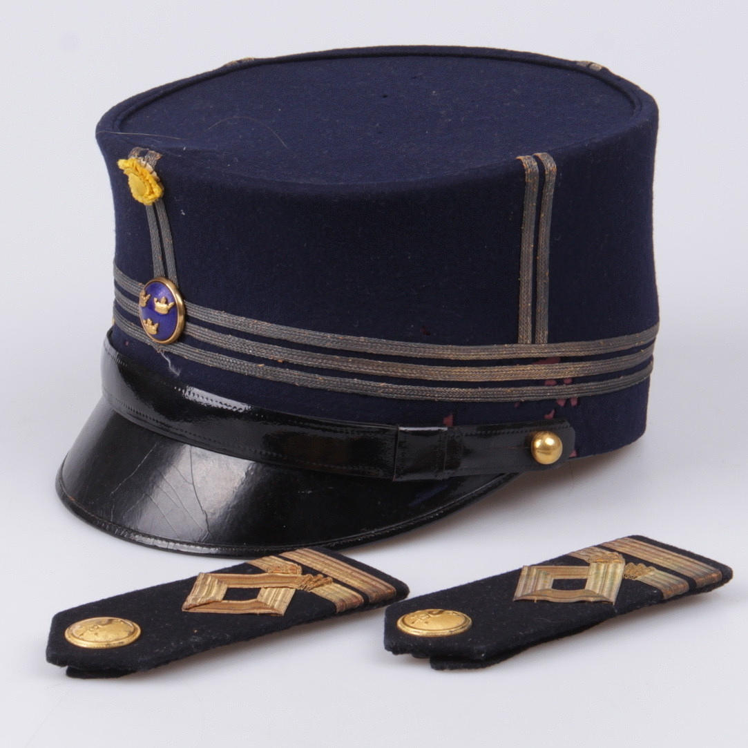 MILITÄRMÖSSA, samt 2 st. axelband, 1900-talets mitt, Sverige.