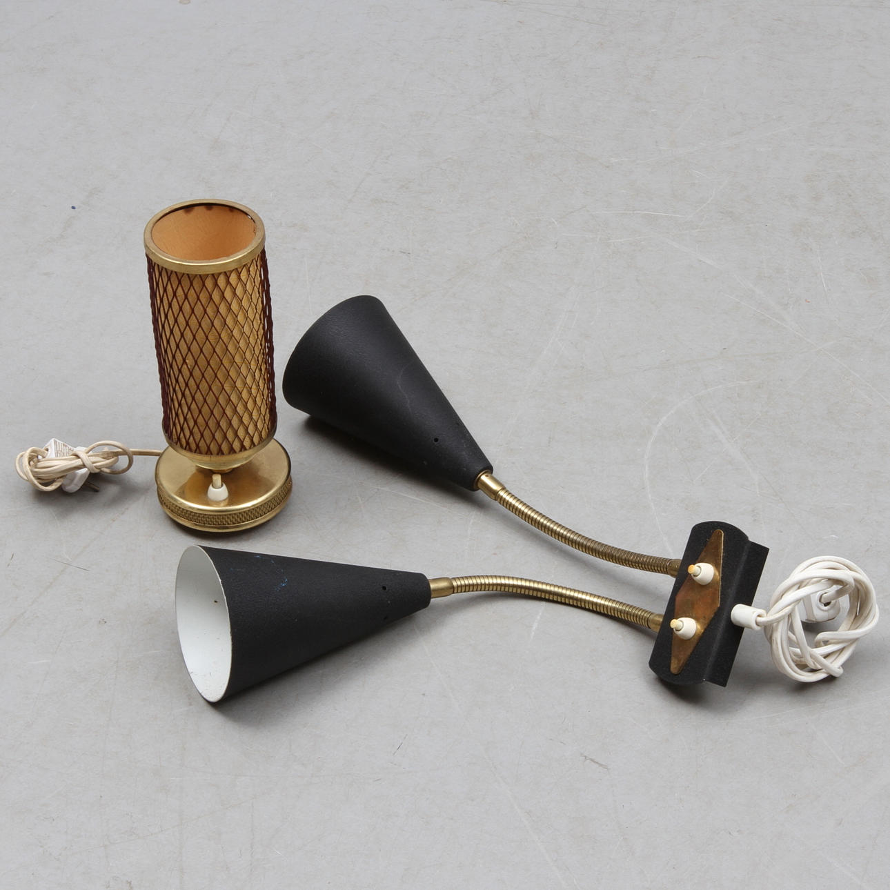 VÄGGLAMPA samt BORDSLAMPA, metall, 1900-TAL.