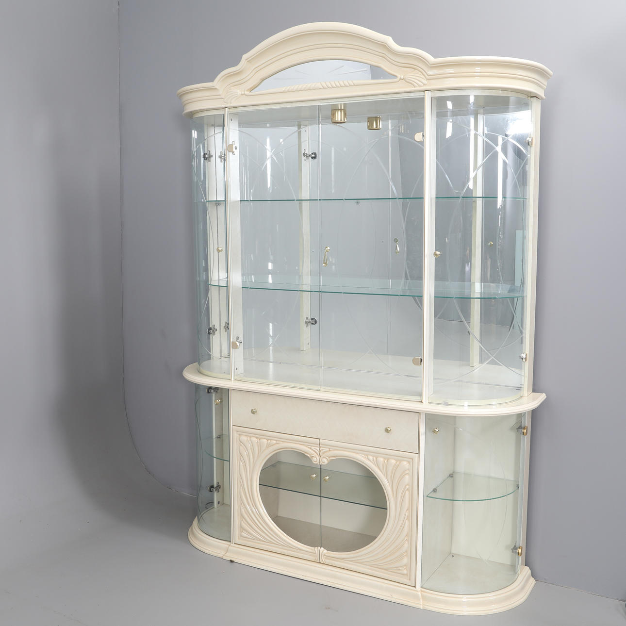 MOSTRADOR. Estilo italiano. con iluminación.