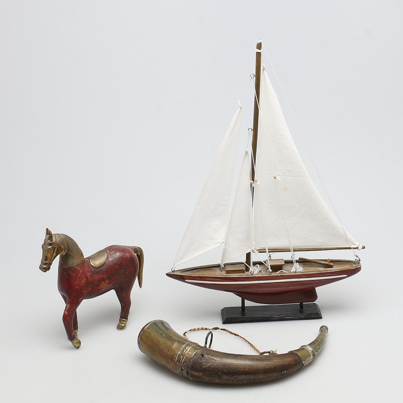 PARTI DIVERSE. 3 delar. Kruthorn. Modellbåt. Hästskulptur.