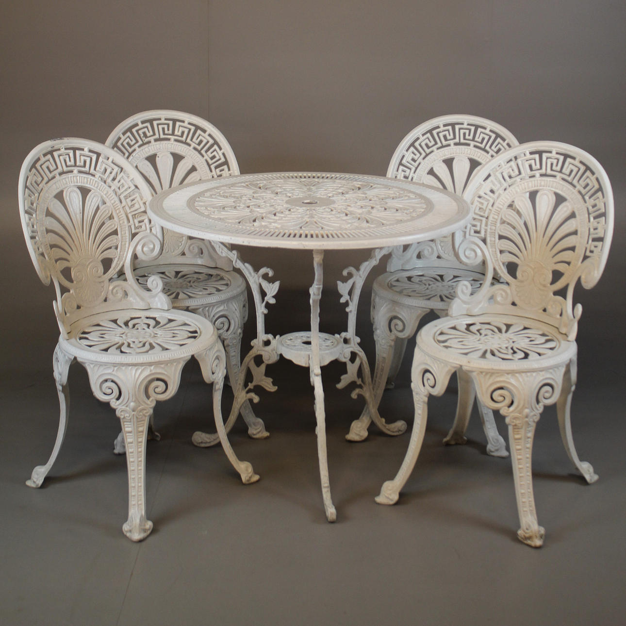 CAFEGRUPP, bord med 4 stolar metall.