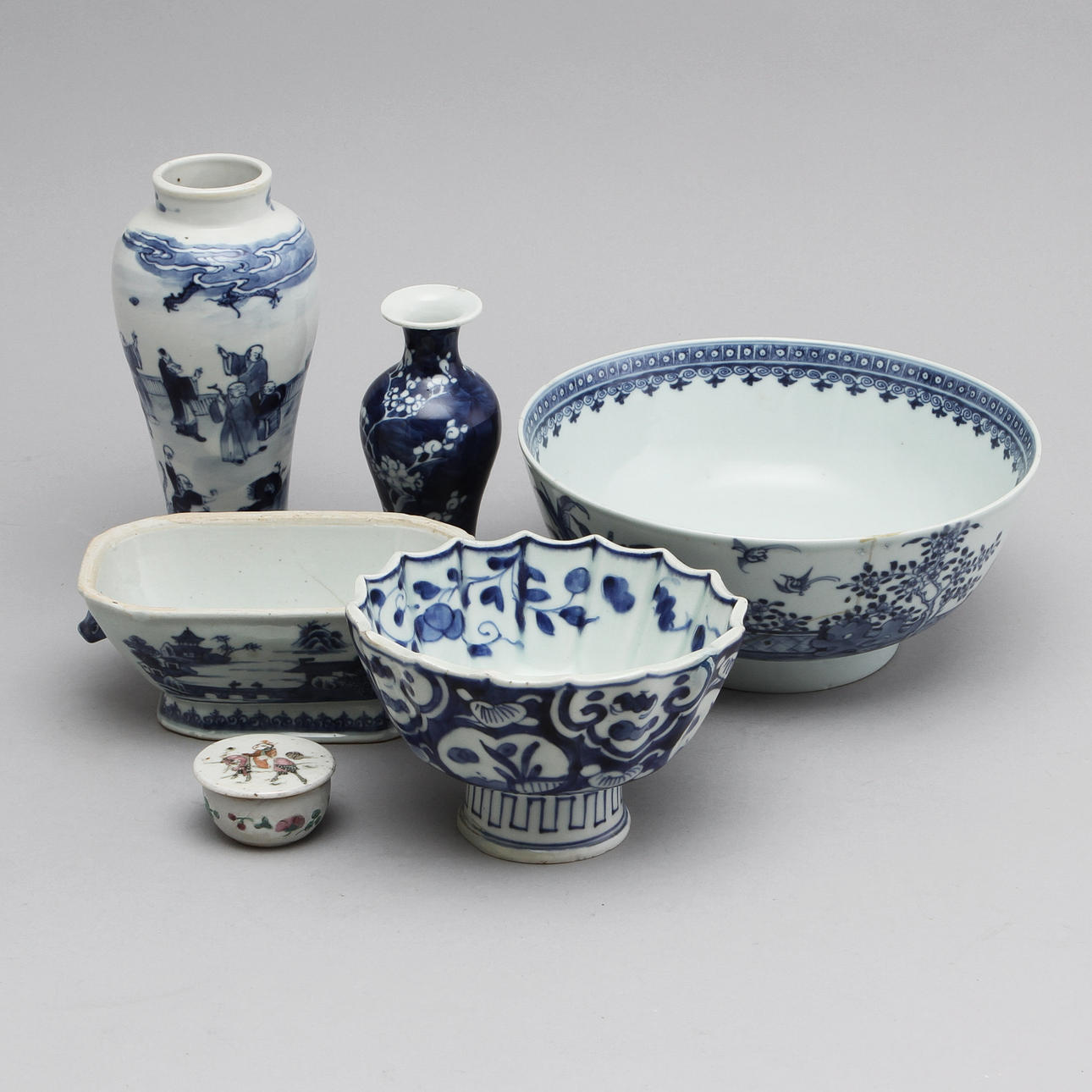 VASER, 2 st, STEMCUP, SKÅL, LOCKASK samt PASTEJTERRIN, porslin, Kina och Japan.