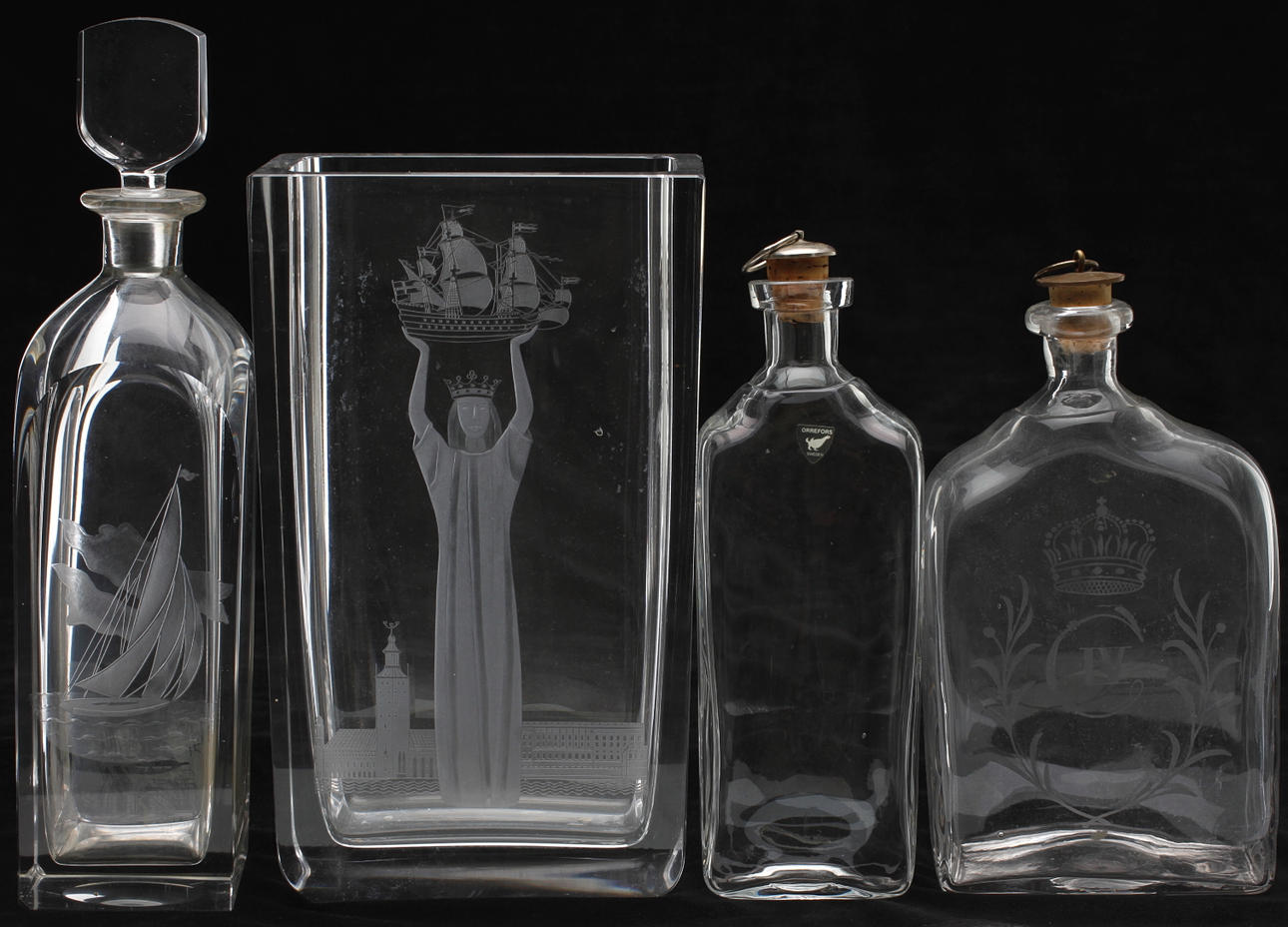 GLASFÖREMÅL, 4 delar, Orrefors samt plunta, 1900-tal.