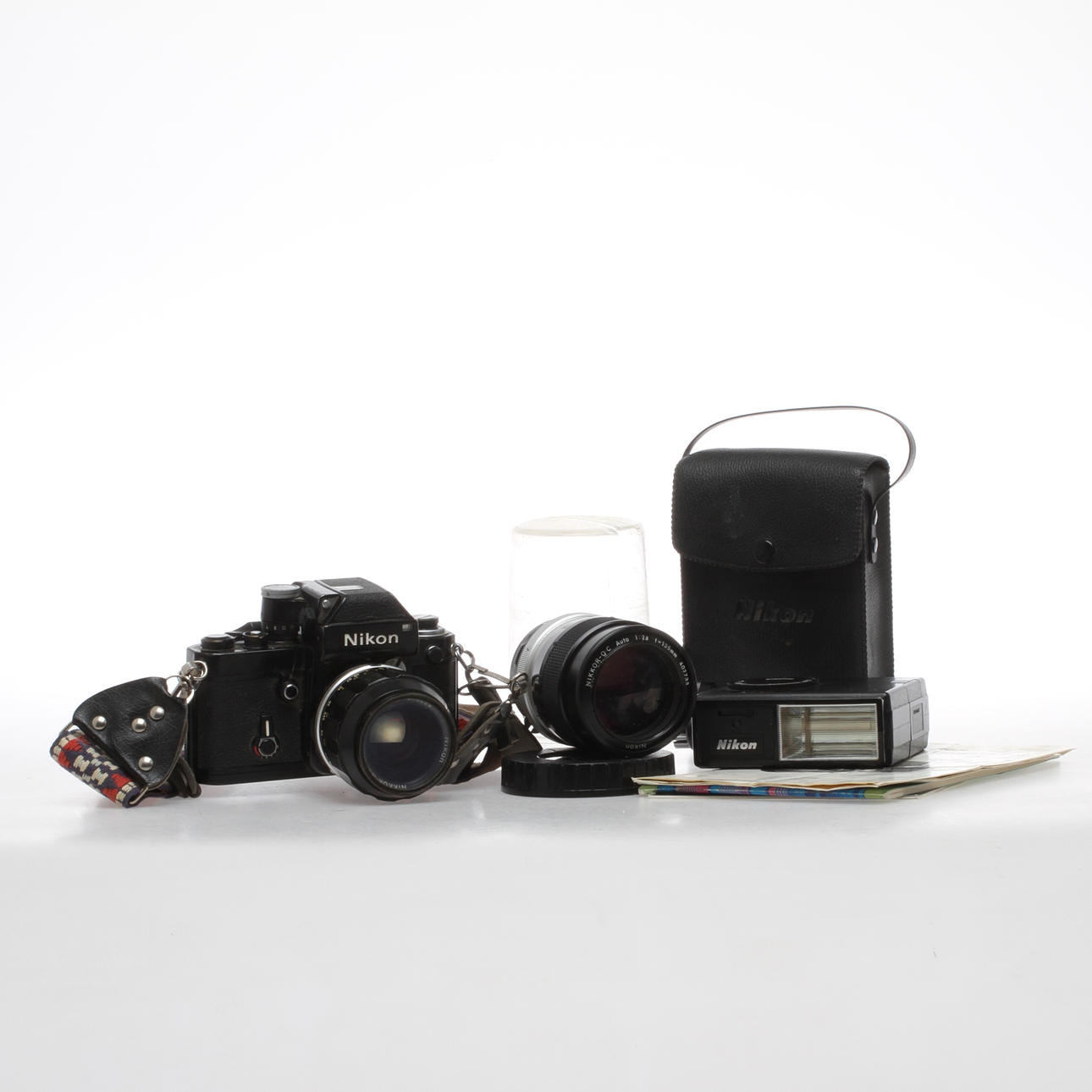 KAMERA, Nikon, F2 7437297, samt objektiv, 2 st, och blixt, 1900-tal.