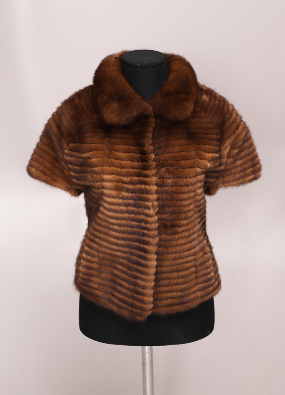 DYNA PÄLS KORTÄRMAD MINKJACKA. storlek 38 ca.