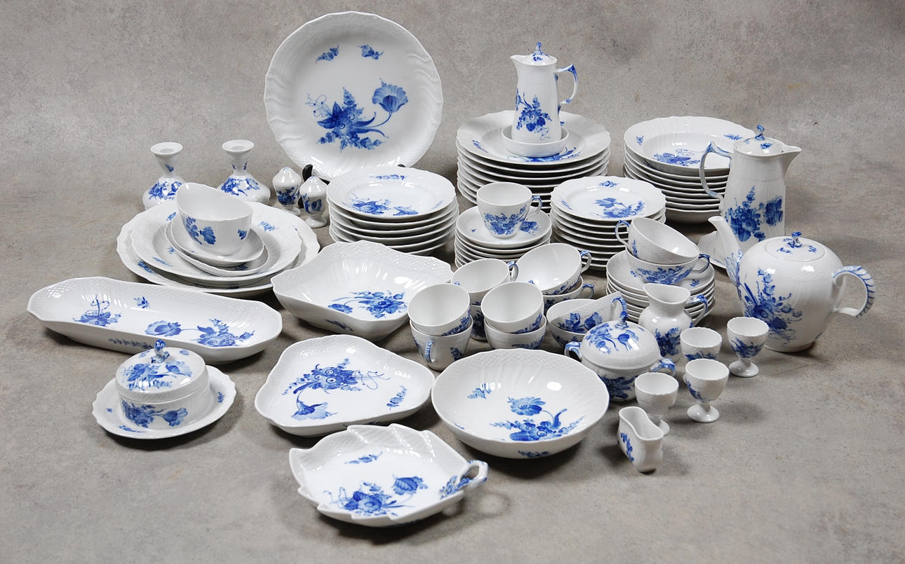 MATSERVIS, KAFFESERVIS, 84 delar, Blå blomster, Royal Copenhagen,1 :sort.