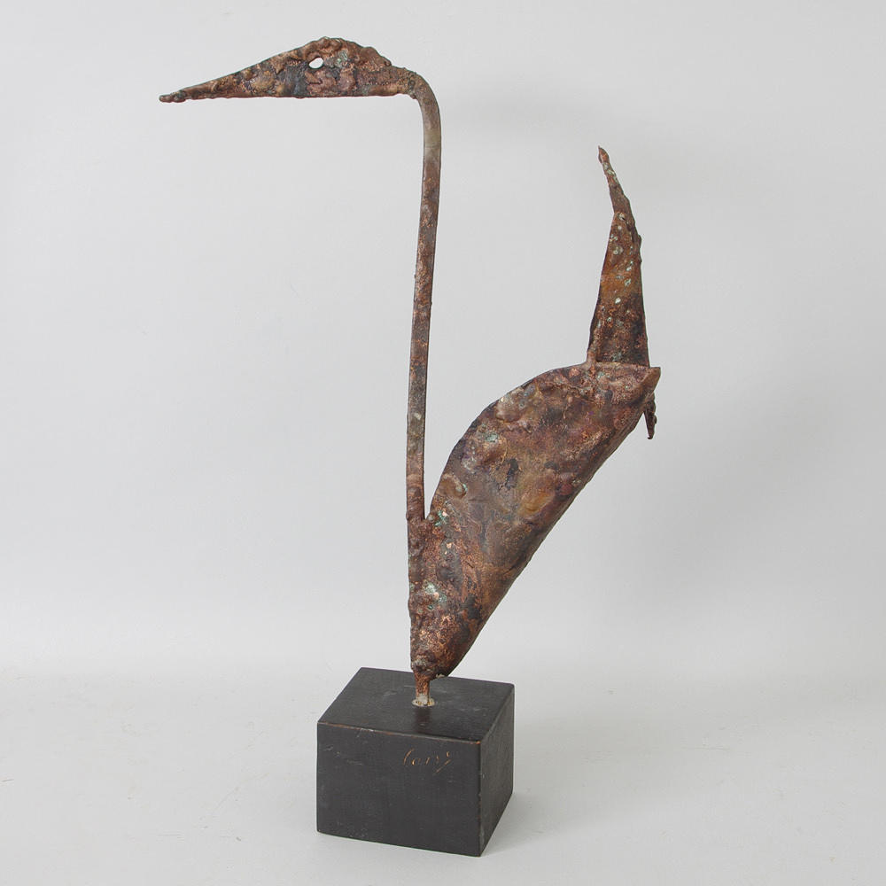 OIDENTIFIERAD KONSTNÄR. Fågel, bronserad metall på träsockel, Otydligt signerad.