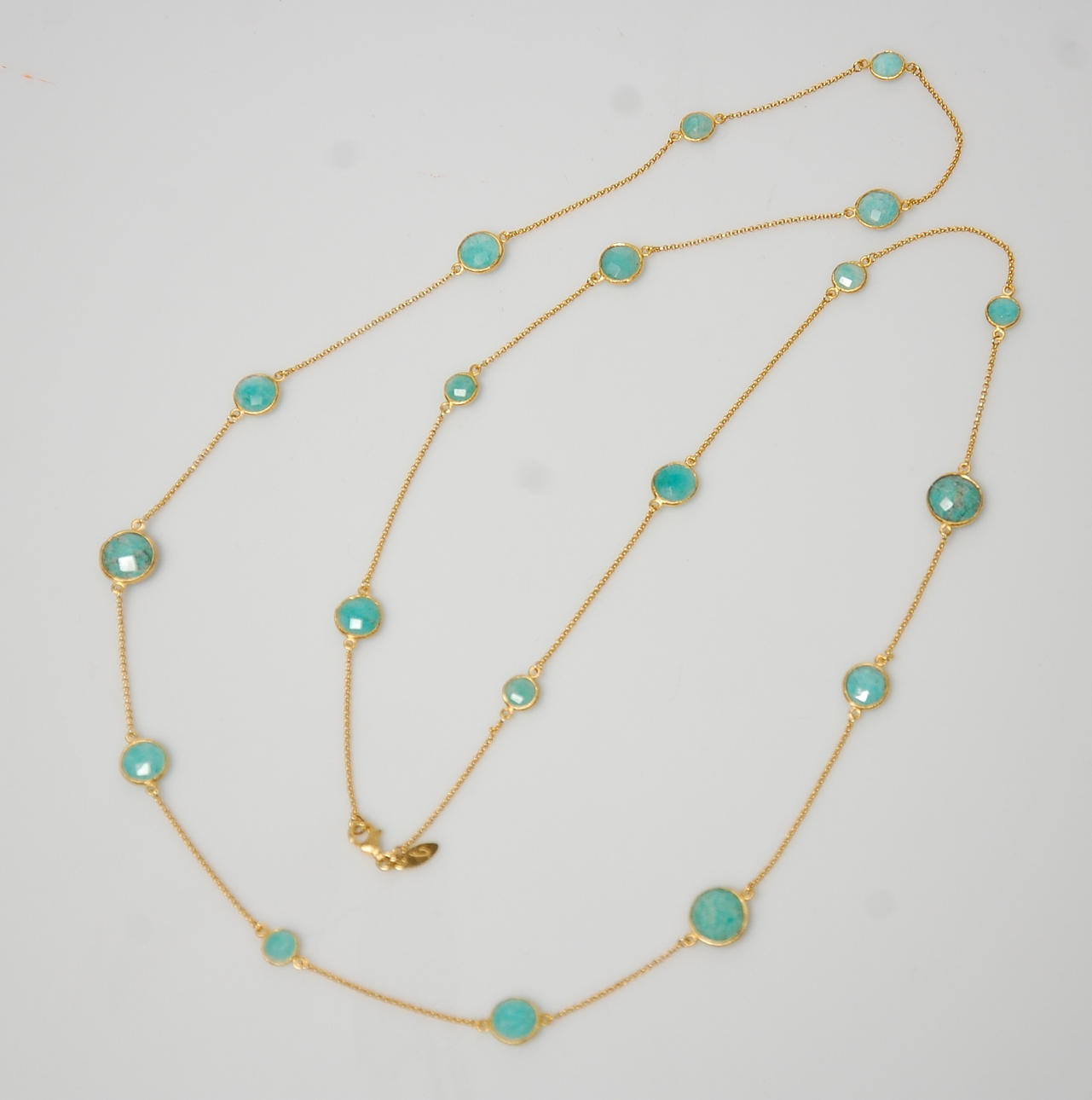 HALSBAND, MISST JEWELLERY, 18 karat förgyllt silver med turcosfärgde stenar, nytt.