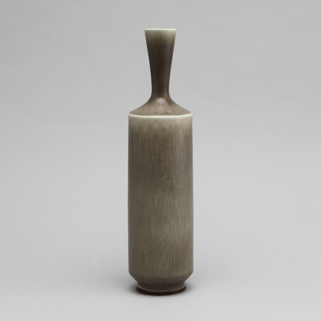 BERNDT FRIBERG. Vas, stengods med harpälsglasyr, Gustavbergs studio 1966. Signerad med årsbokstav H.