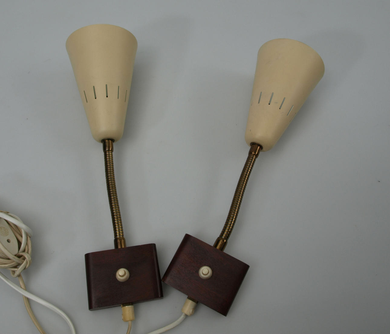 SÄNGLAMPOR, metallskärmar, ledade armar, 1950-tal.