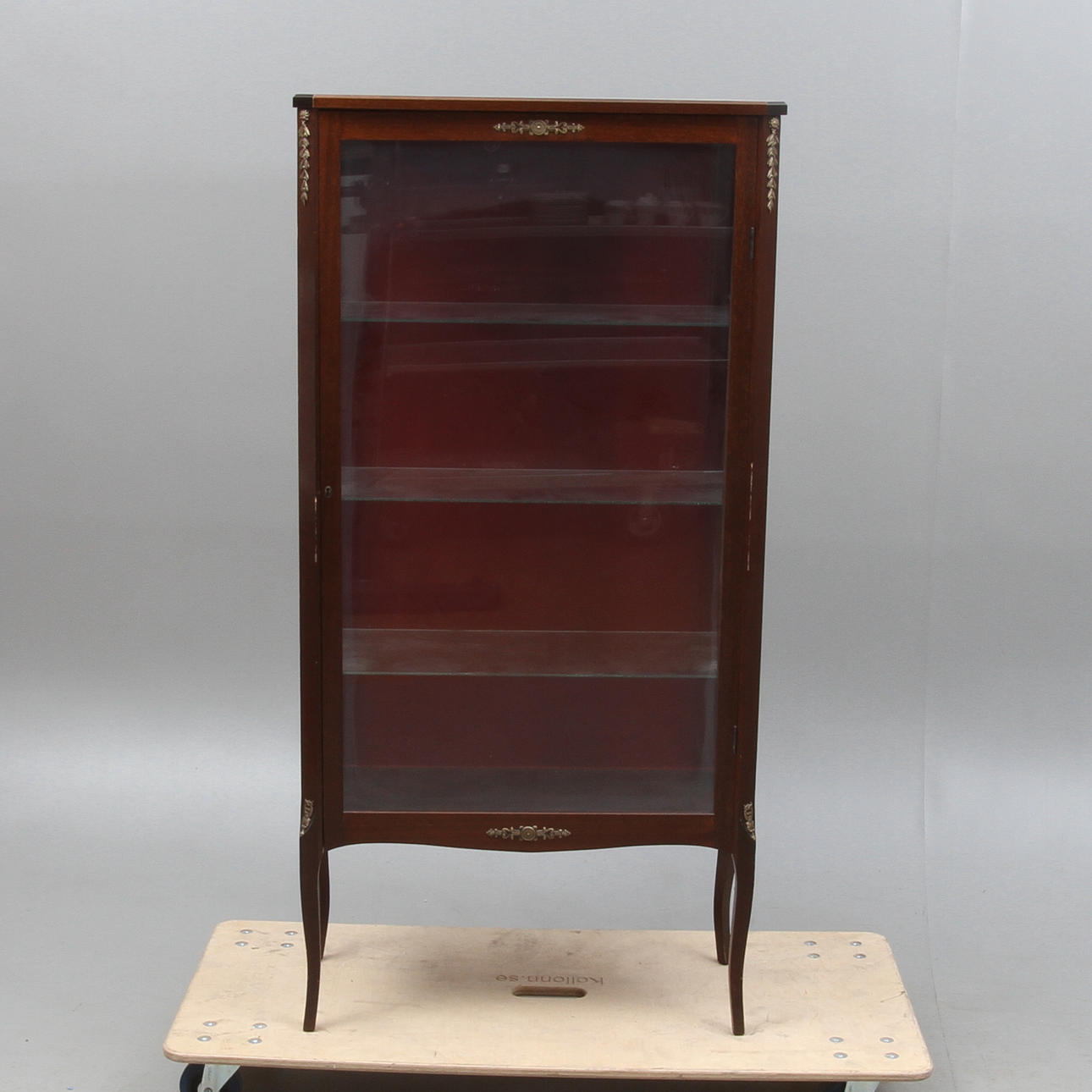 VITRINSKÅP, gustaviansk stil, 1900-tal.