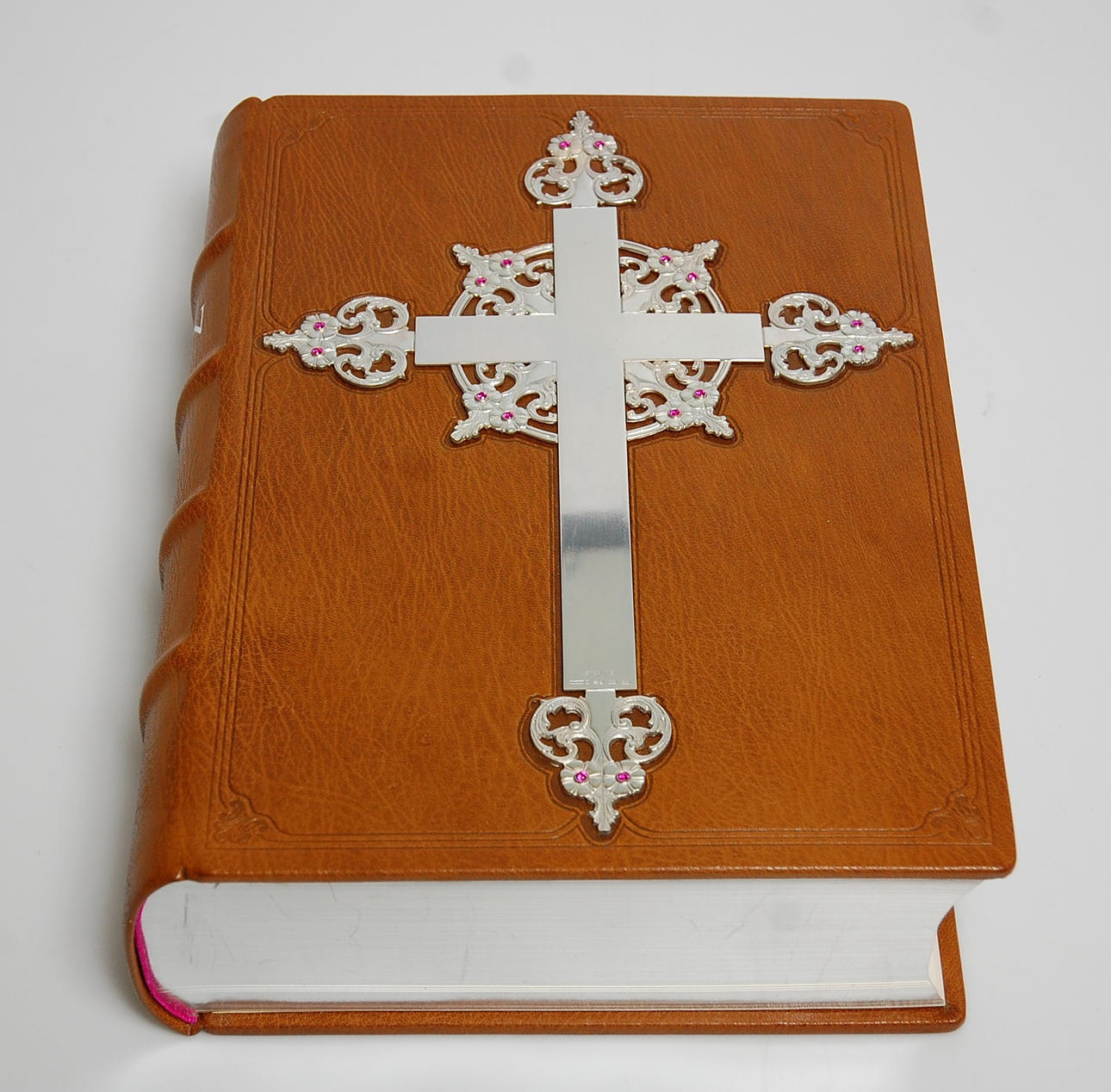 BIBEL MED SILVERKORS, numrerat ex av Sven-Arne Gillgren, silversmedsmästare, Riddare av Svenska Nordstjärneorden.