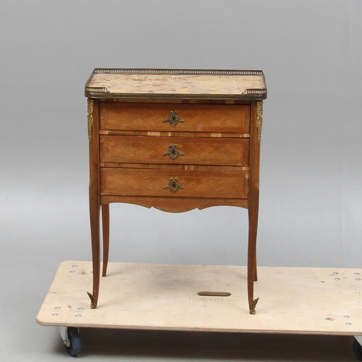 BYRÅ, med stenskiva och gallerkant, Louis XVI-stil, 1900-tal.