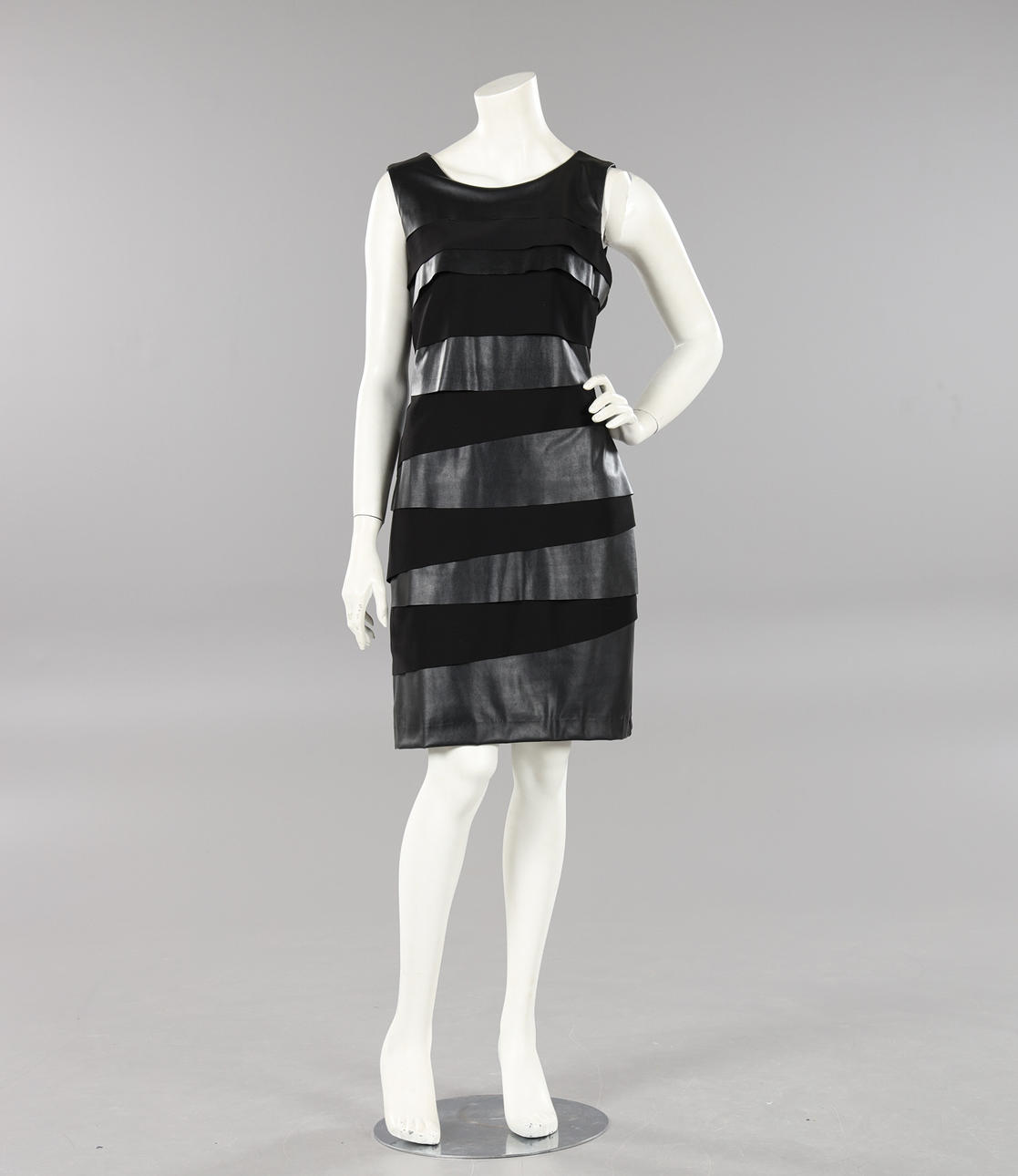 DRESS, Frank Lyman, size 40.