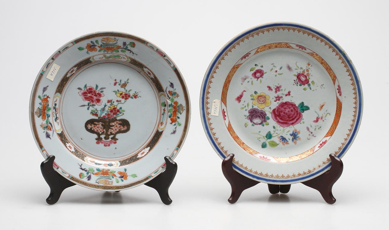 TALLRIKAR, 2 st, porslin, famille rose färger, 1700-tal.