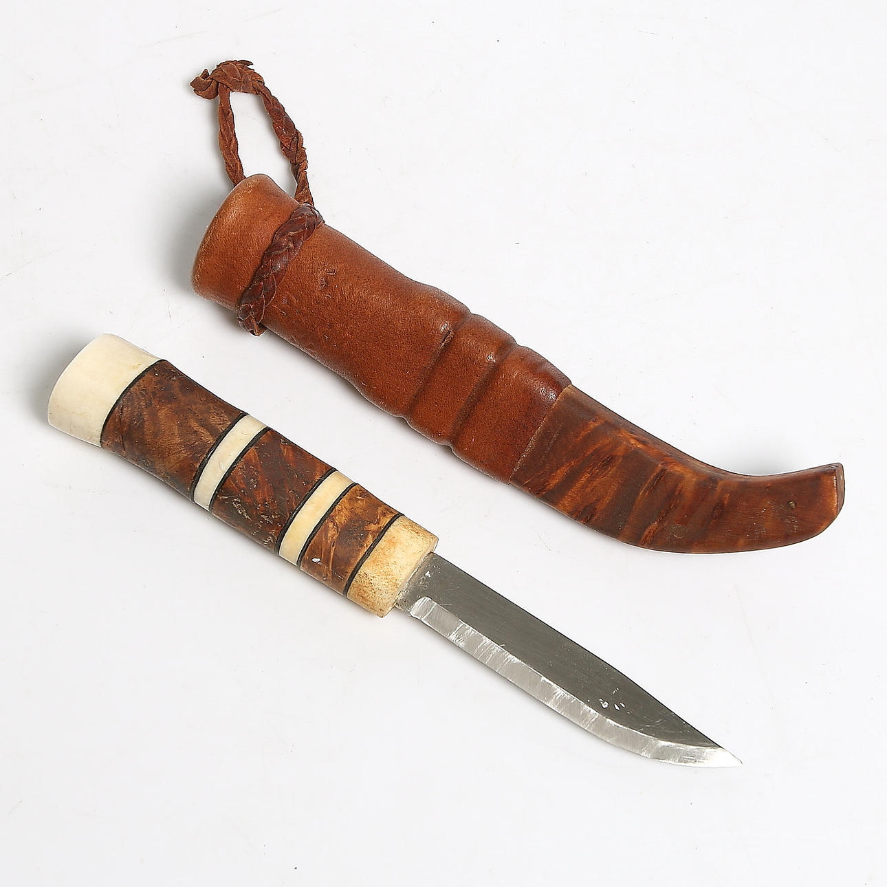 SAMEKNIV, horn och läder, signerad "G.N.", troligen Norge. 1900-talets sista kvartal .