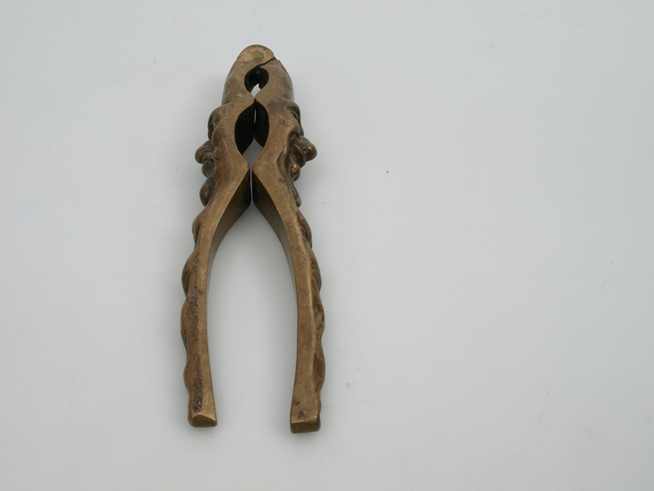 NÖTKNÄCKARE, metall, dekor av tomtar, 1900-talets början.