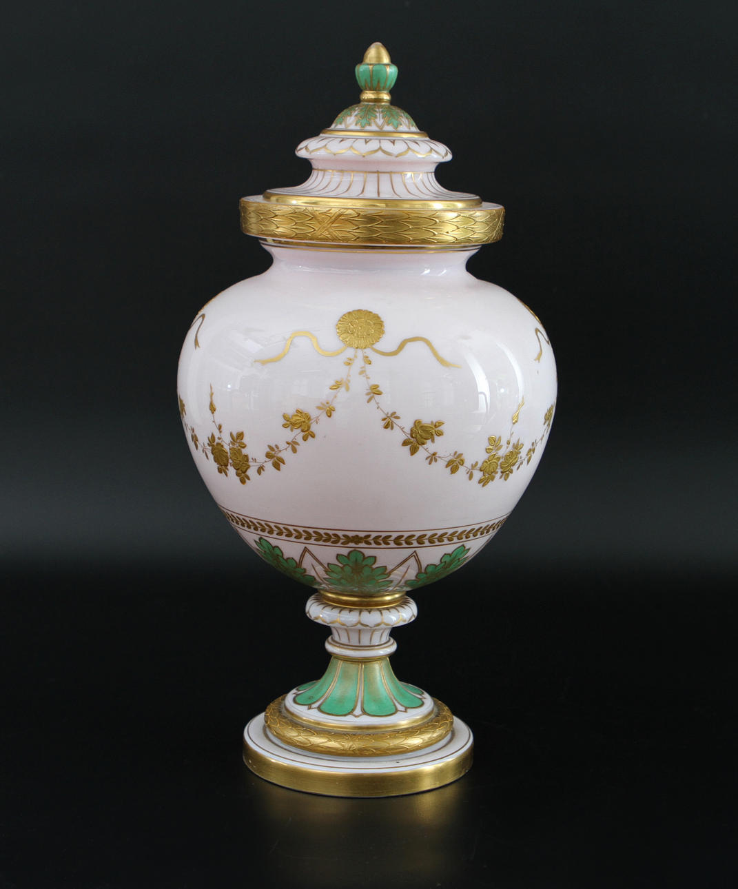 URNA MED LOCK, 1800-talets slut. Rosafärgad glasmassa.