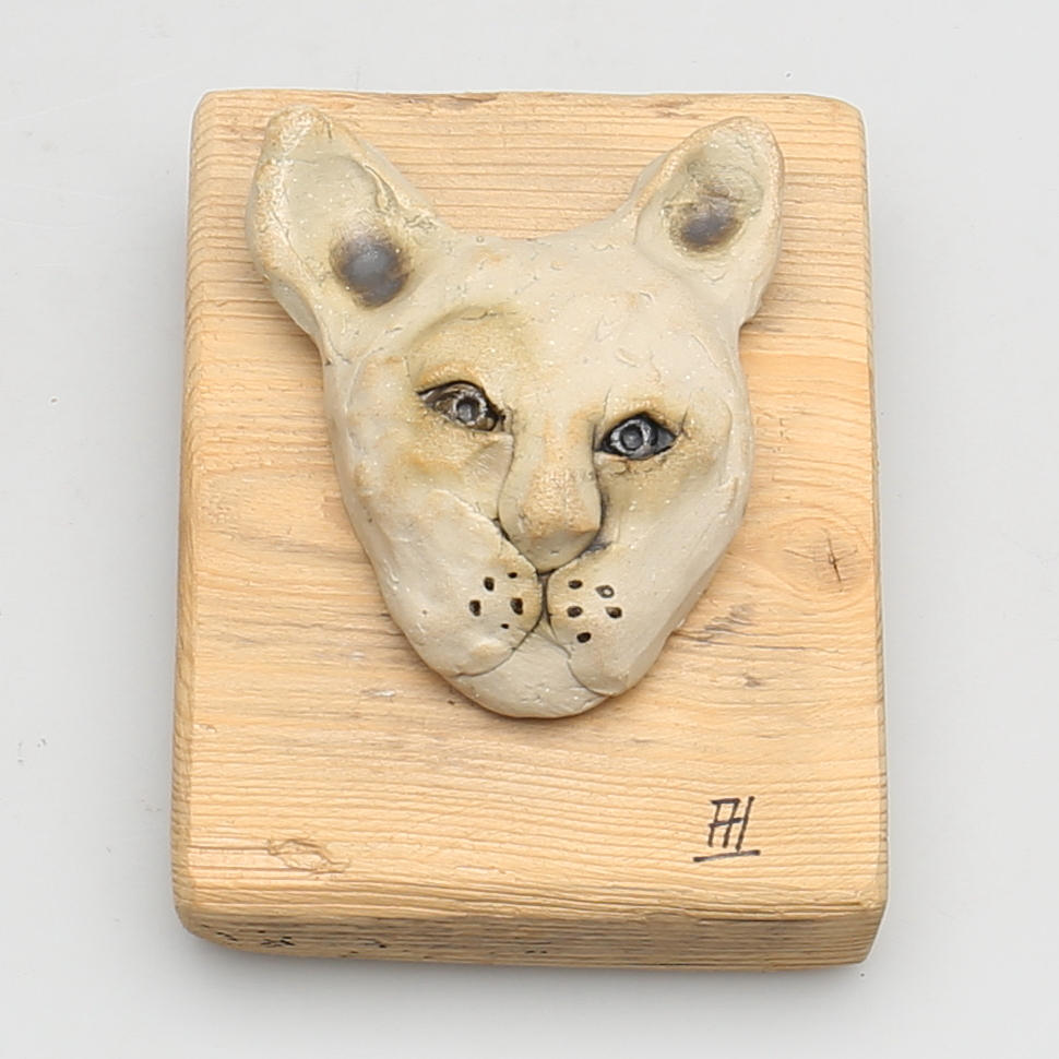 ANN-CHRISTINE HULTMAN. Skulptur. Keramik monterad på träplatta. Katt. Monogramsignerad AH.