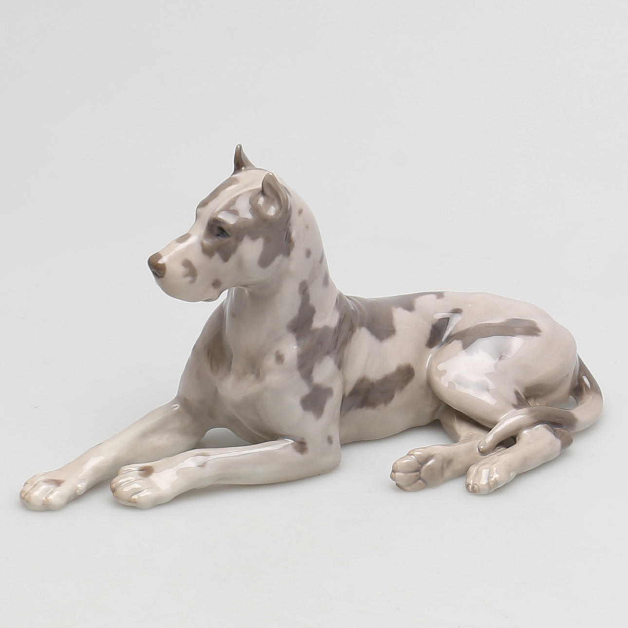 FIGURIN i porslin. Vilande Grand Danois. Bing & Gröndahl.