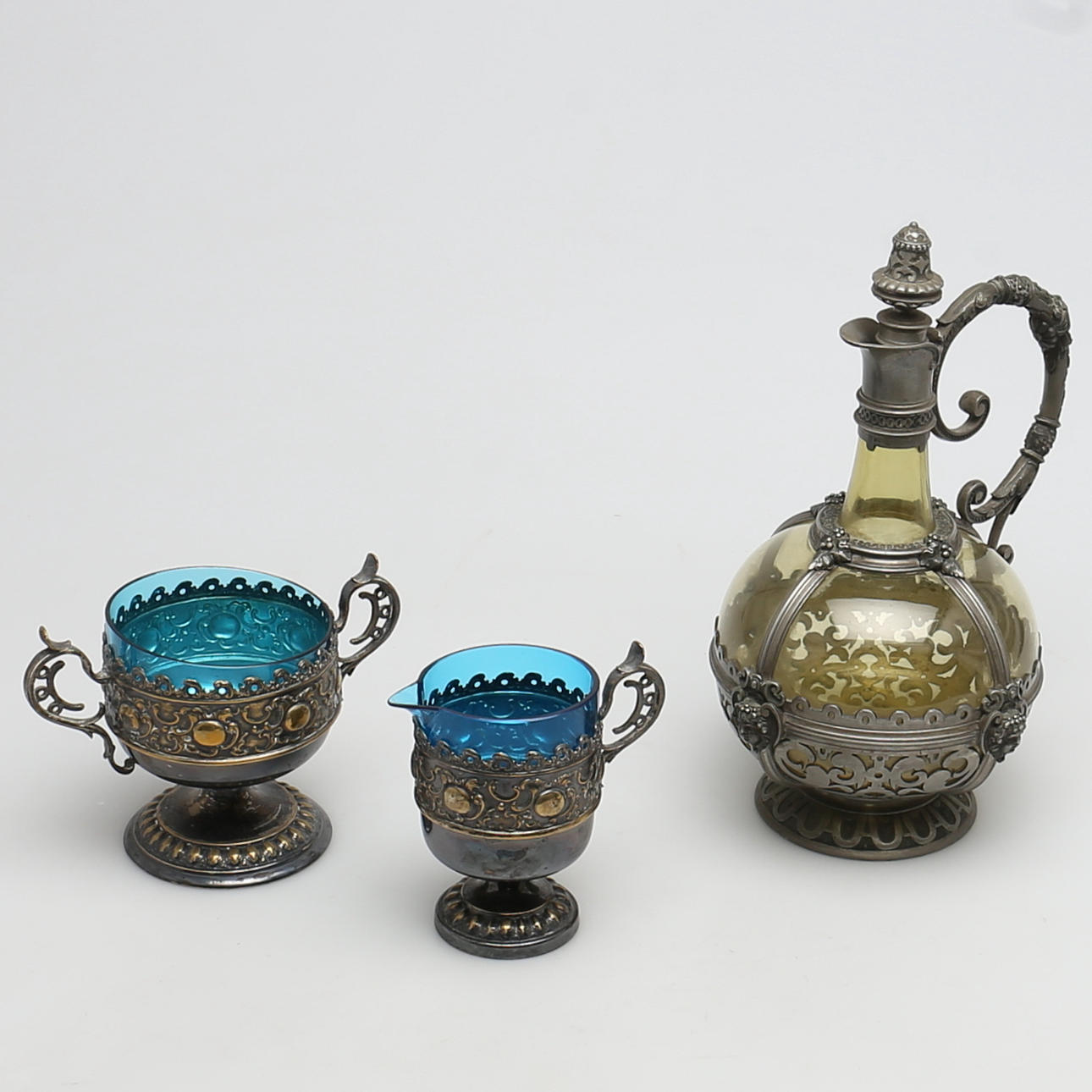 SERVISDELAR i glas och metall. 3 st. 1900-talet.