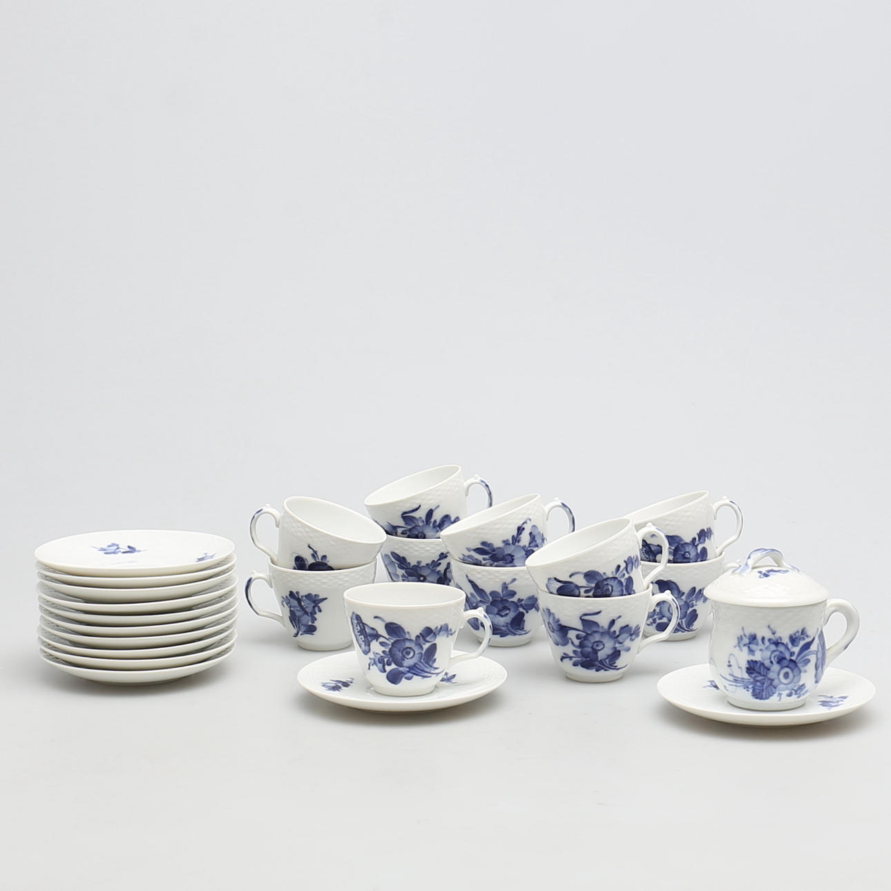KAFFESERVISDELAR. 24 st. Moccaservis. "Blå blomst", Royal Copenhagen, Denmark.