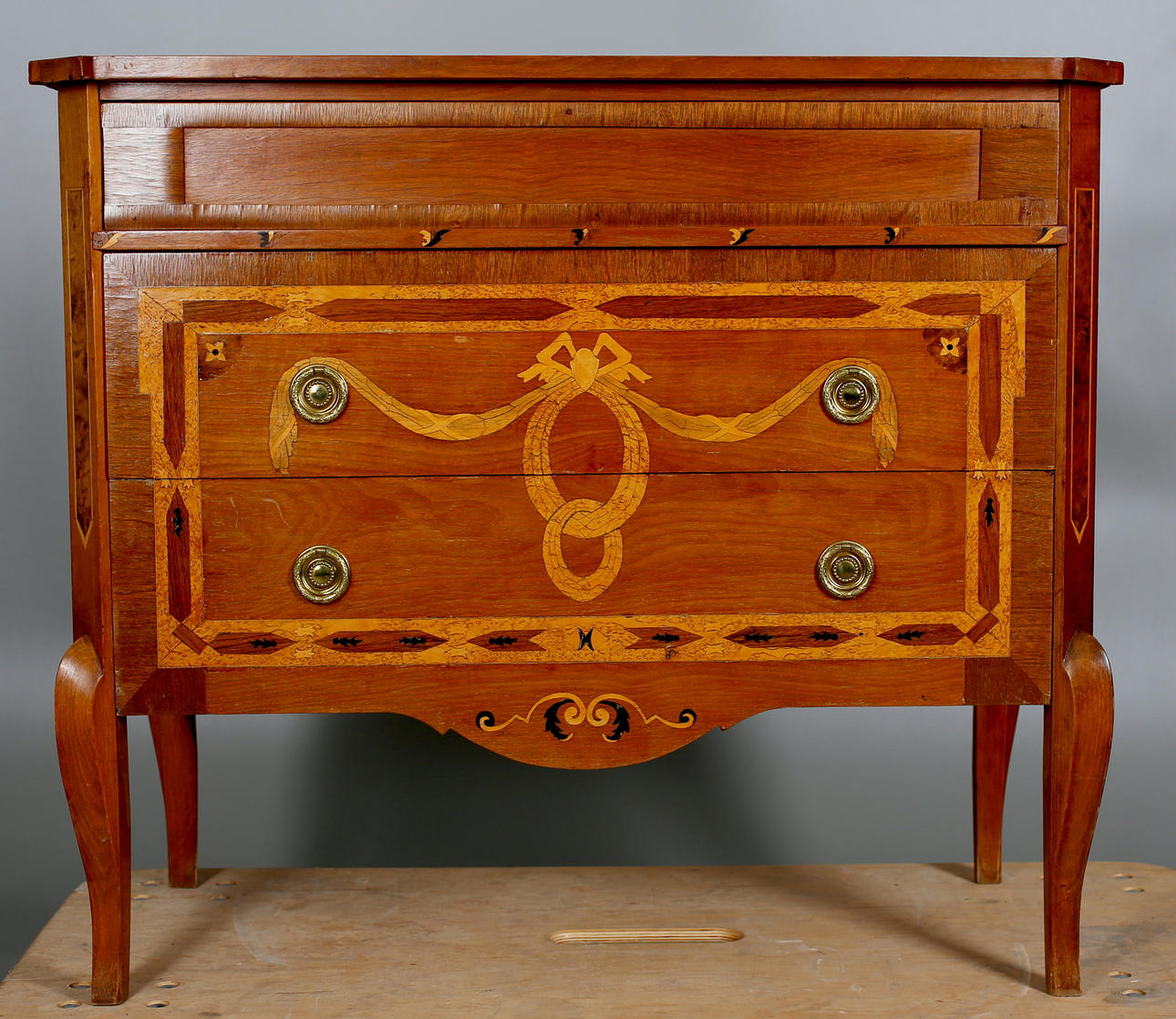 BYRA, 3 lådig i Louise XVI stil med bl a intarsiainläggningar, 1940/50-tal.