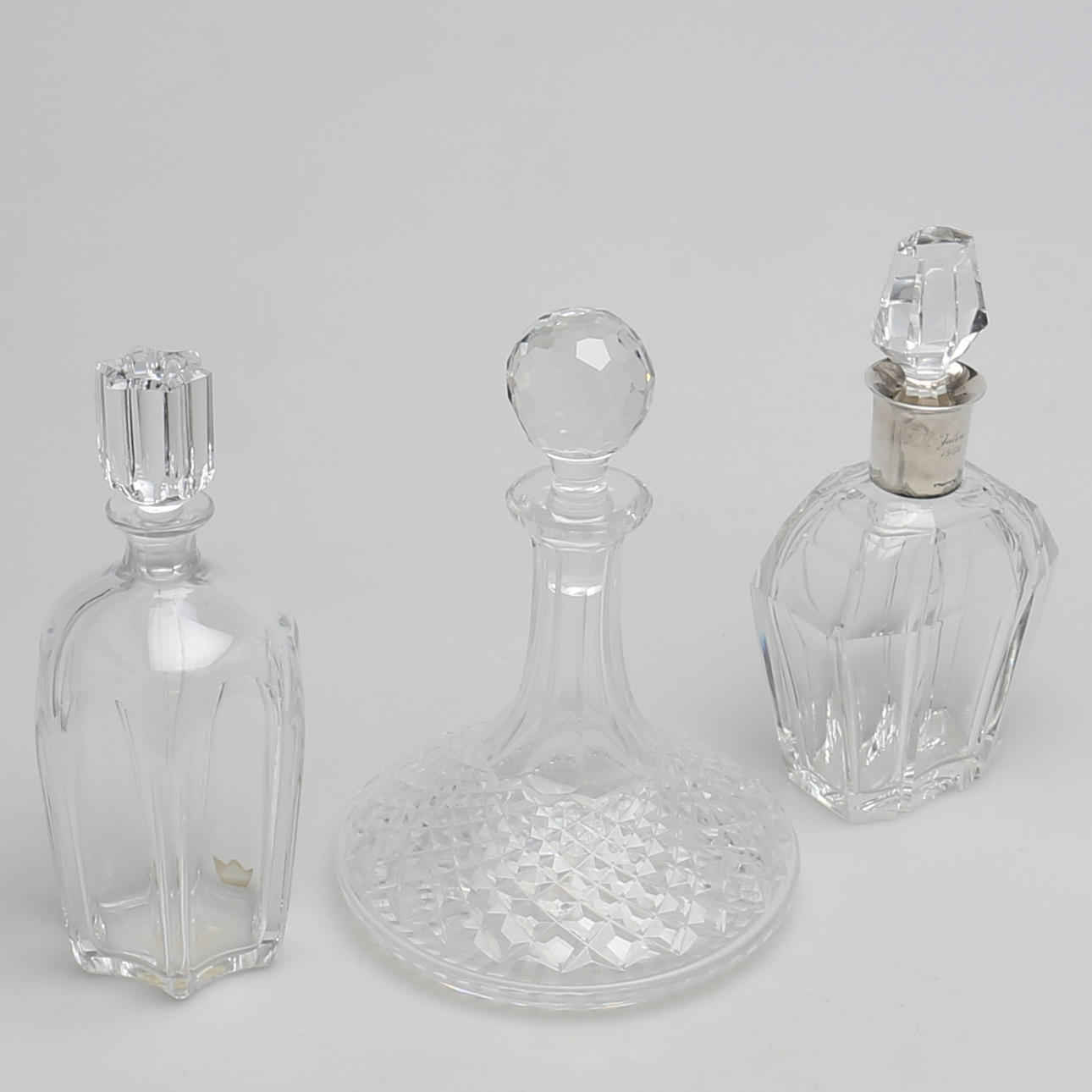 KARAFFER i glas. 3 st. Varav en med silverfattning.