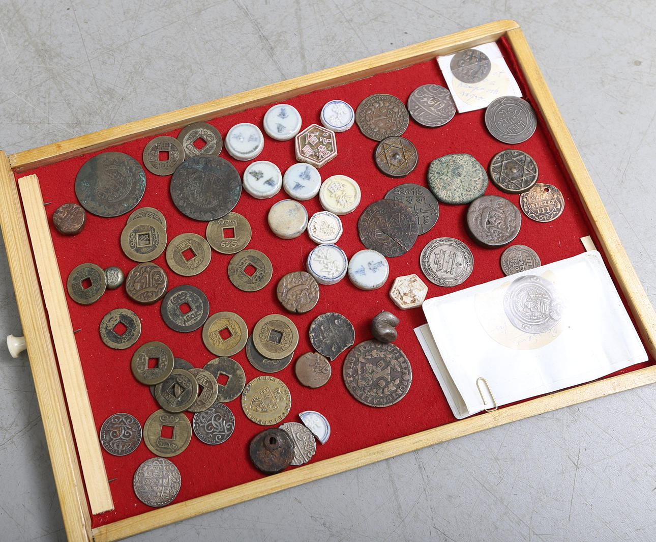 MYNT, antika, bl.a. keramik.