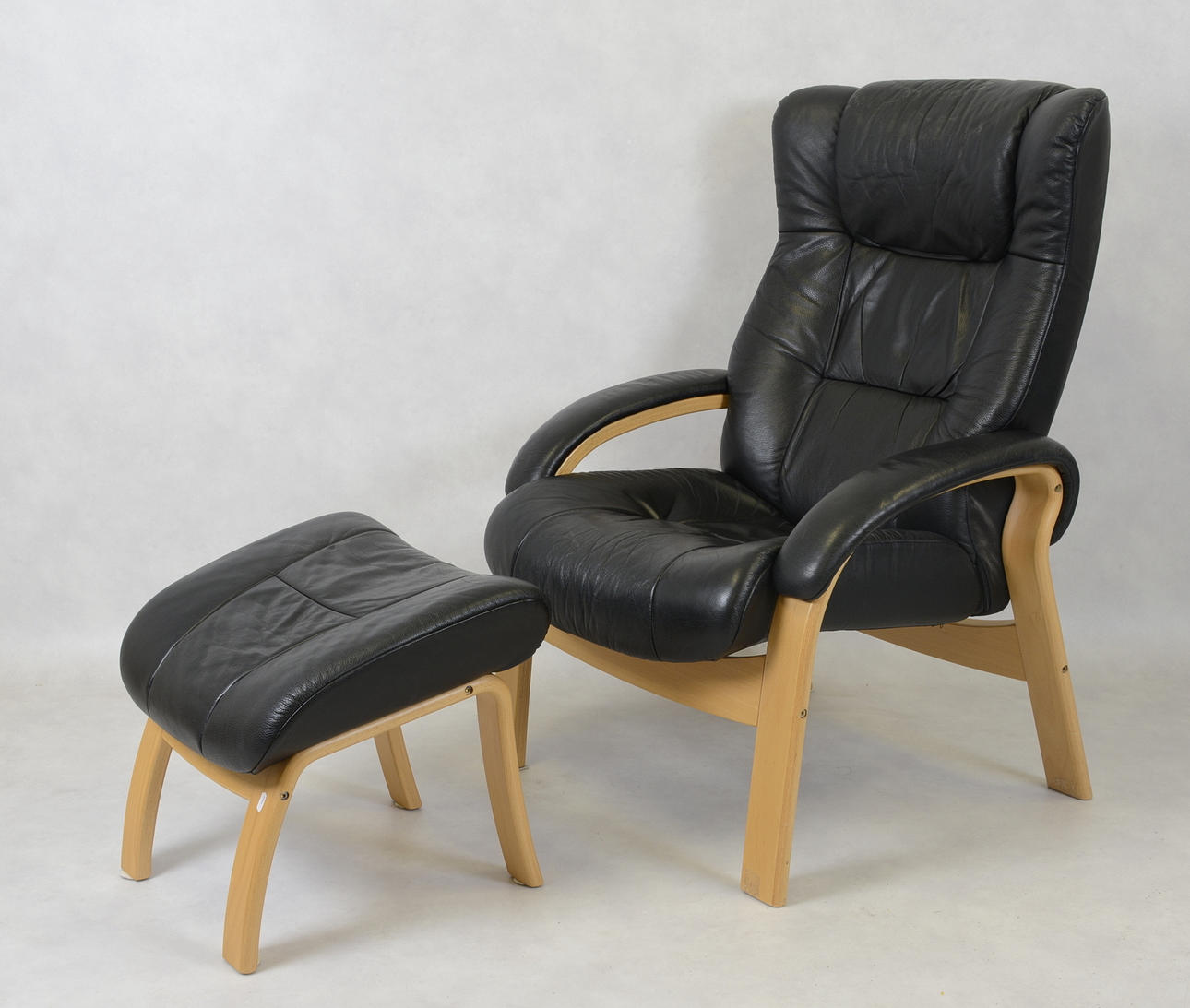 FÅTÖLJ, Omega, samt fotpall.