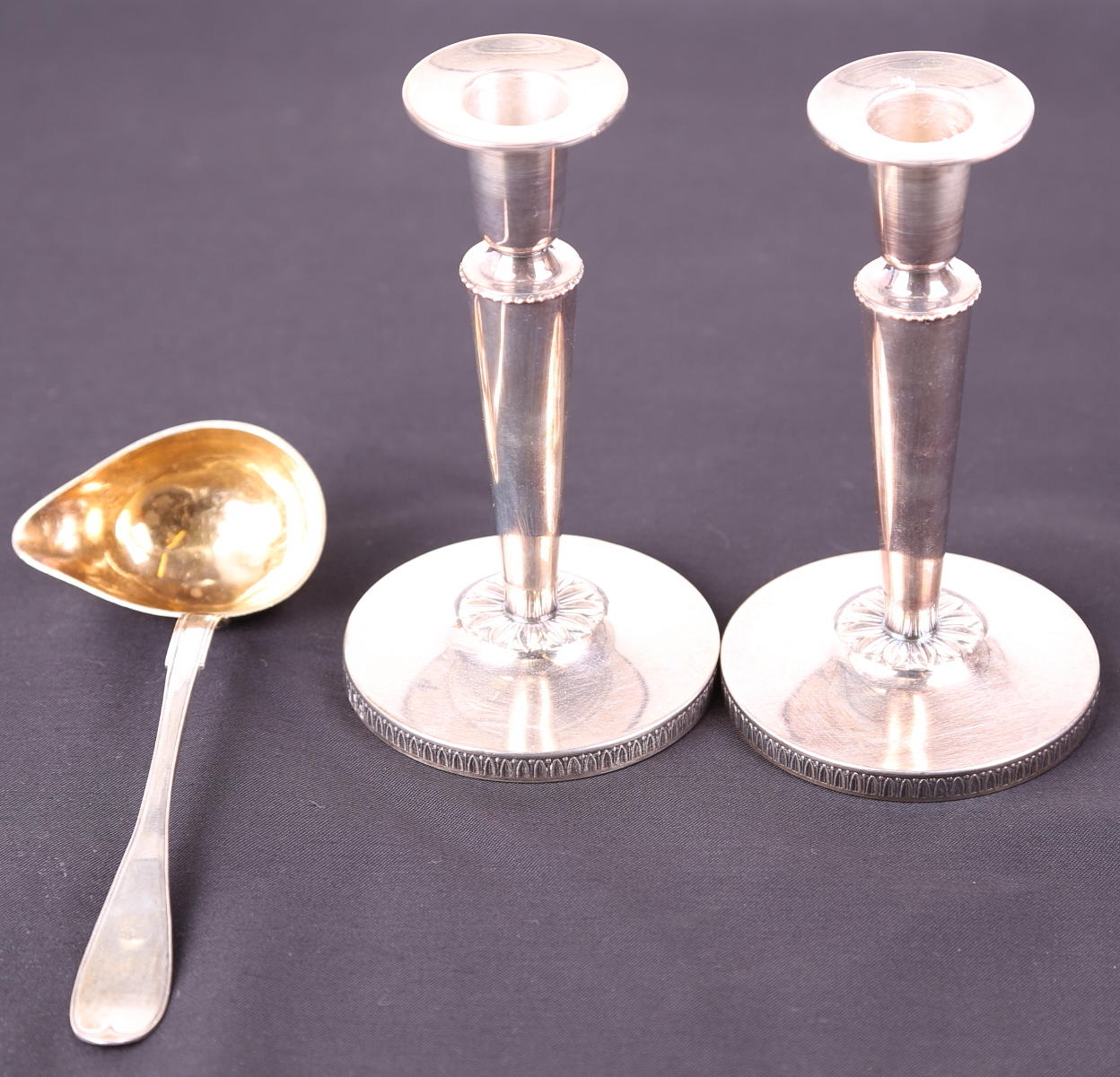 SILVERFÖREMÅL, 3 st: ett par ljusstakar + slev, bruttovikt= 427 gram.