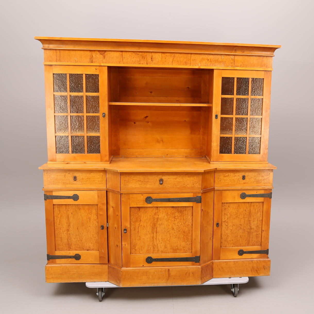 VITRINSKÅP, trä, tvådelat, 1900-tal, smidesgångjärn.