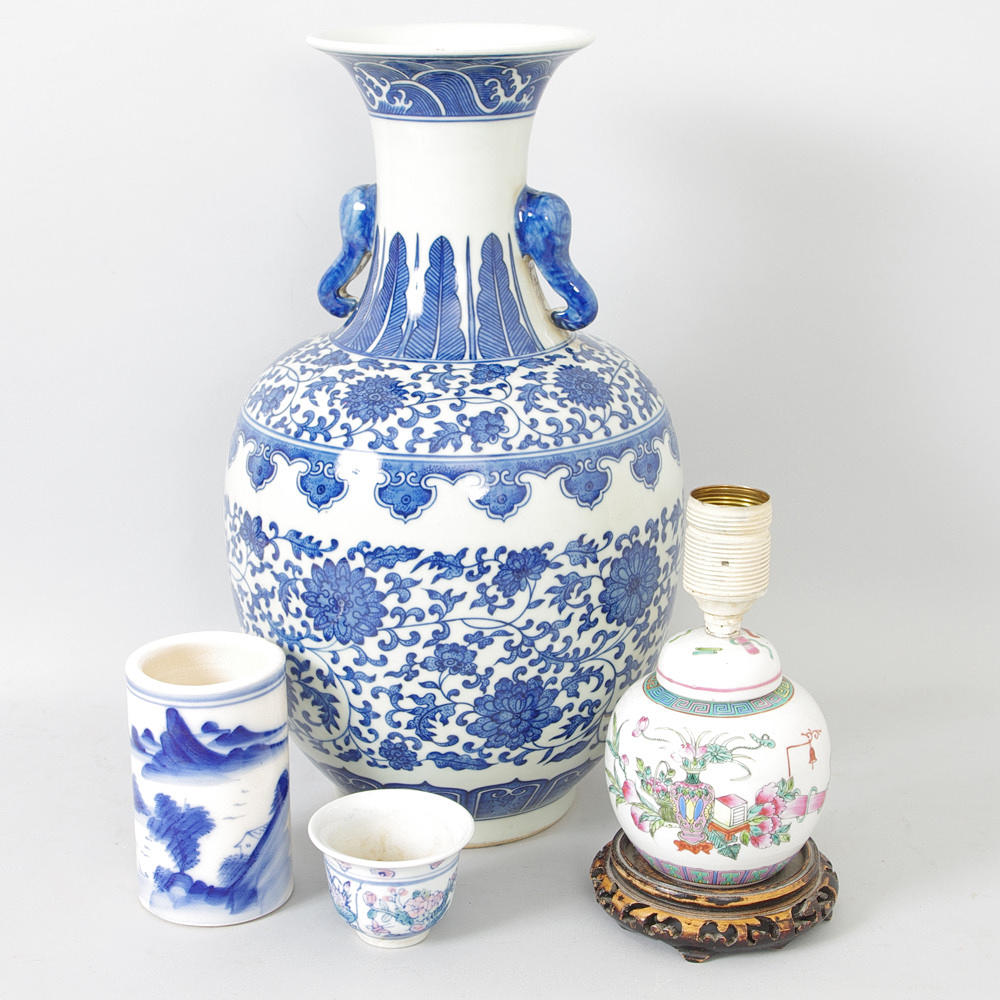 2 VASER, SKÅL SAMT BORDSLAMPA, porslin, Kina, 1900-tal.