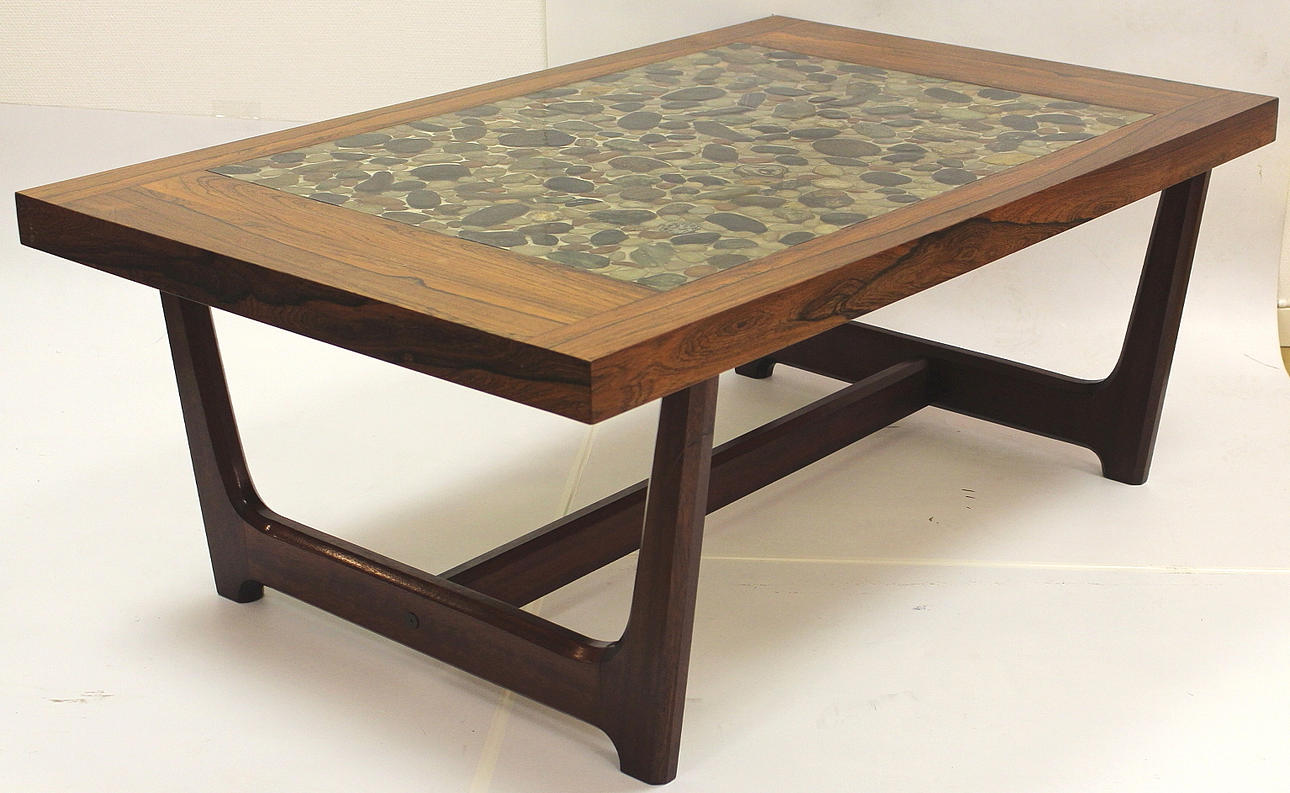 SOFFBORD med steninläggningar.