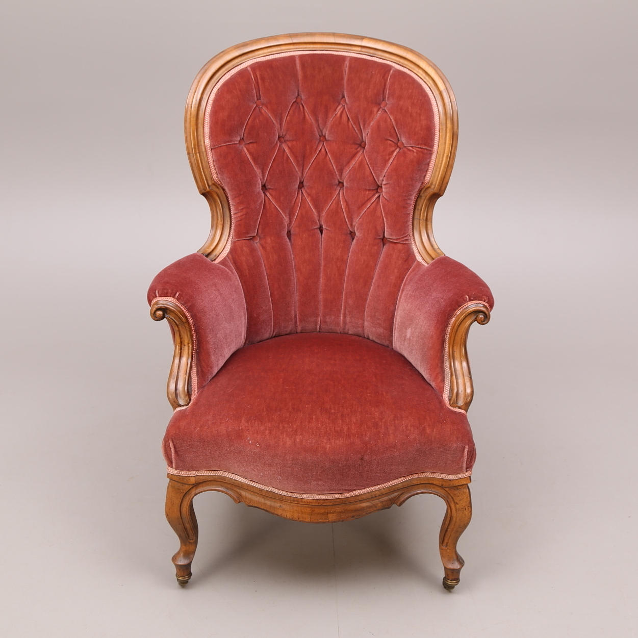 FÅTÖLJ, trä, röd sammet, sekelskifte 18/1900-tal, rokokostil.