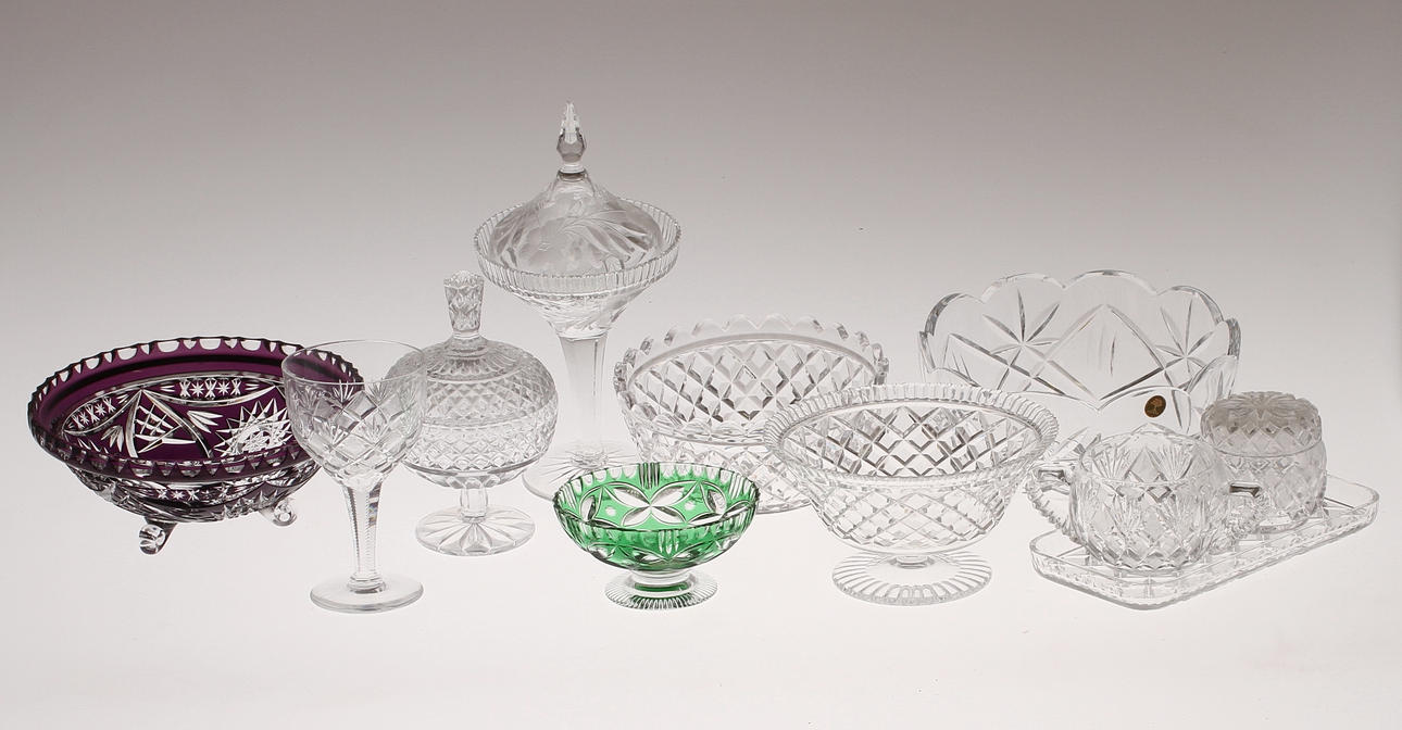 PARTI GLAS, bland annat vinglas och skålar. 1900-tal.