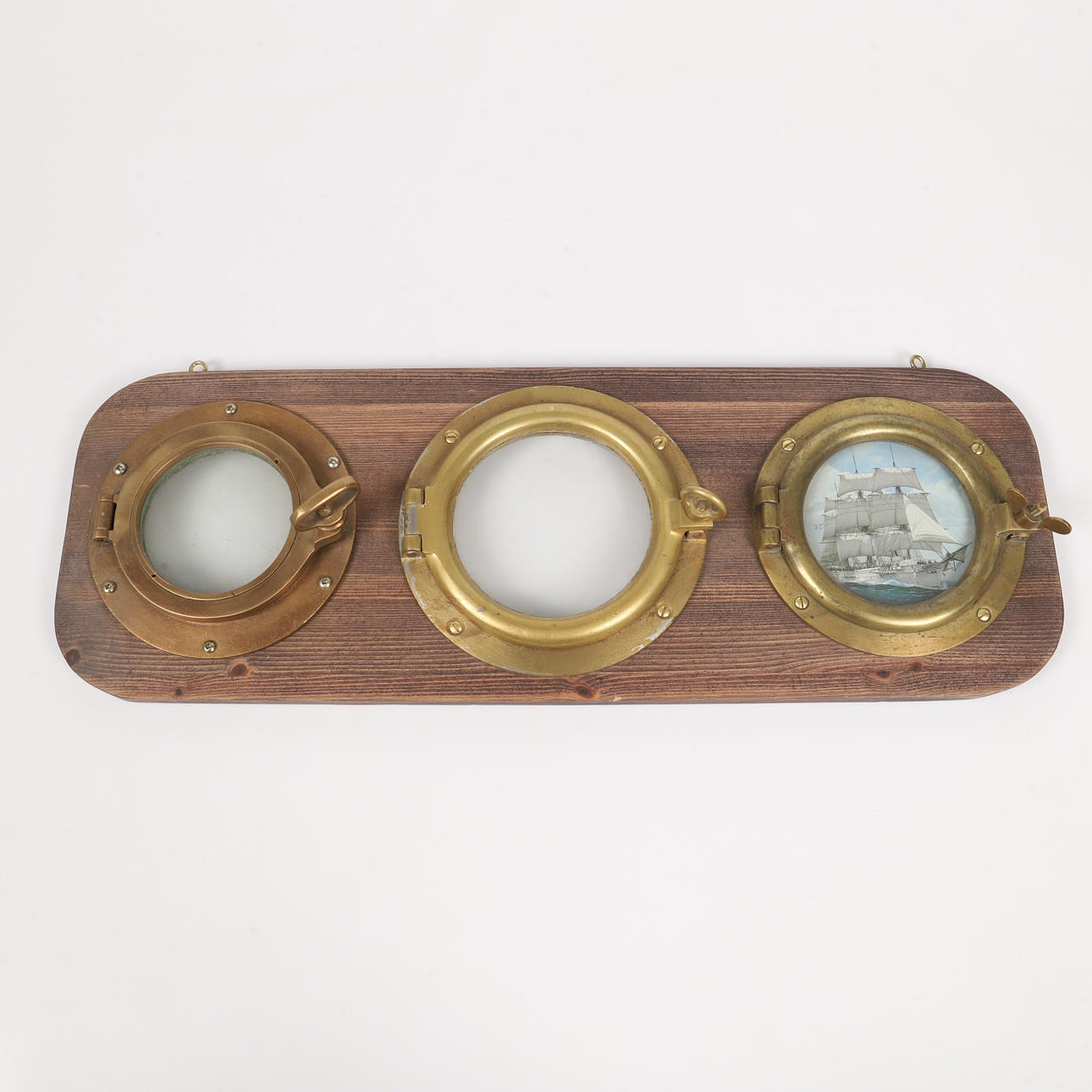 BÅTVENTILER, 3 stycken monterade på träskiva, mässing.