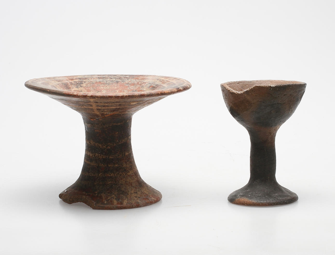 SKÅLAR PÅ FOT, 2 st, keramik, antika.