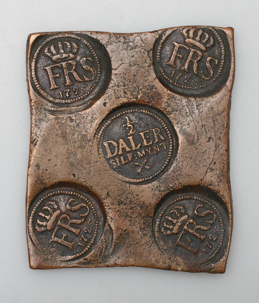 PLÅTMYNT, Sverige, 1/2 daler S.M, 1725.