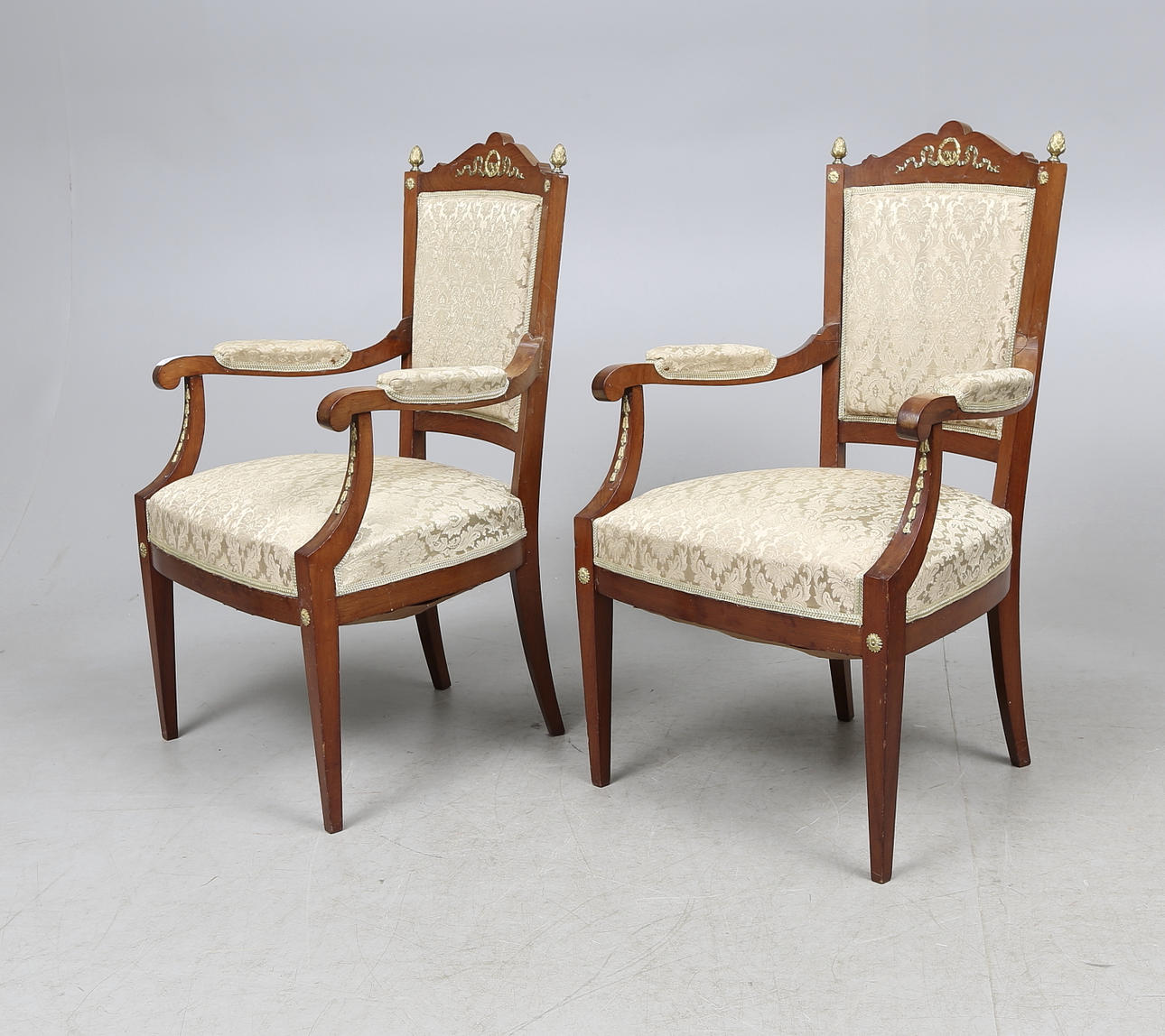 KARMSTOLAR, ett par, empirstil, 1920-tal.