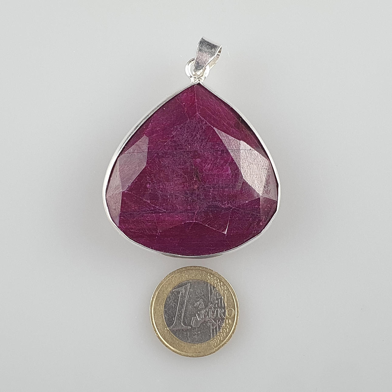 - 250cts päron skär rubin ädelsten hänge.