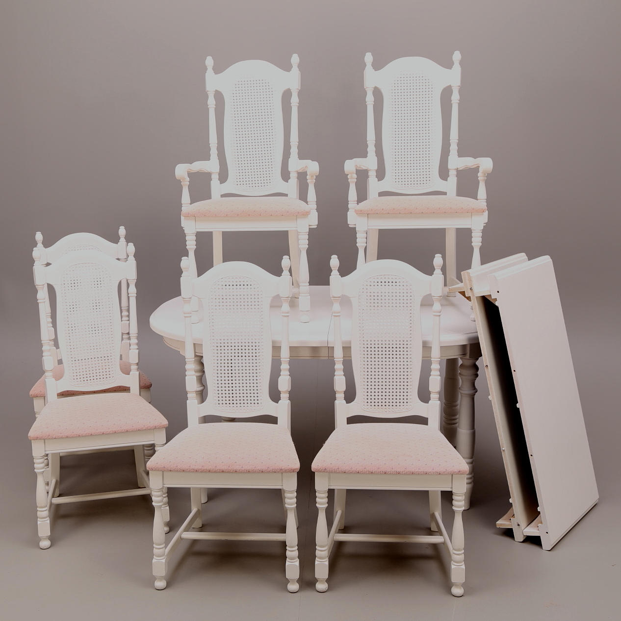 MATSALSGRUPP, trä/rotting, vit, 9 delar, sent 1900-tal: bord + 2 ilägg + 4 stolar + 2 karmstolar.