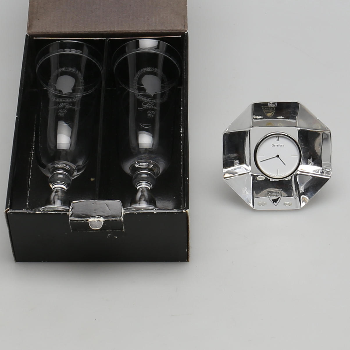 PARTI GLAS. 3 delar. Champagneglas till minne av Kung Carl XI Gustav och Silvias bröllopsdag 19/6 1976, Kosta kristall. Klocka, Orrefors.