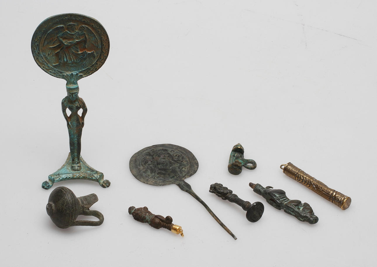 SAMLING BRONSFÖREMÅL, 8 delar, möjligen antika.