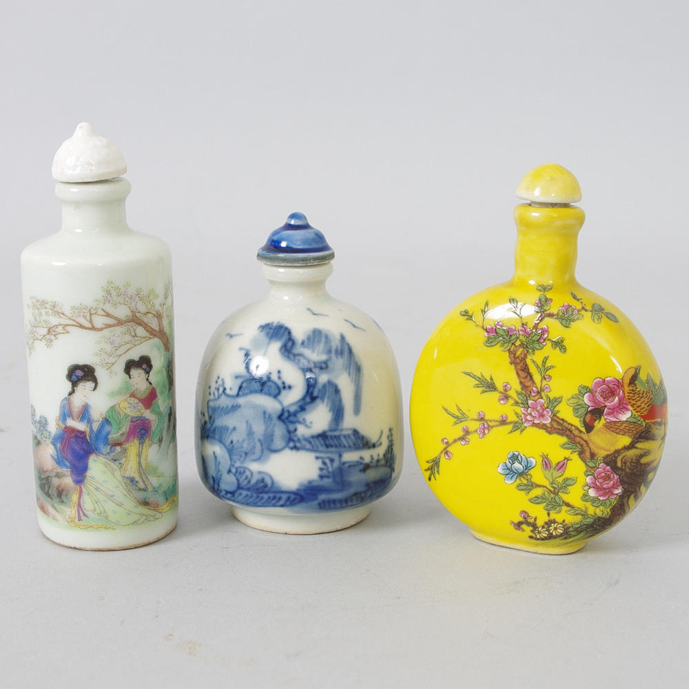 SNUSFLASKOR, 3 stycken, porslin, Kina, 1900-tal.