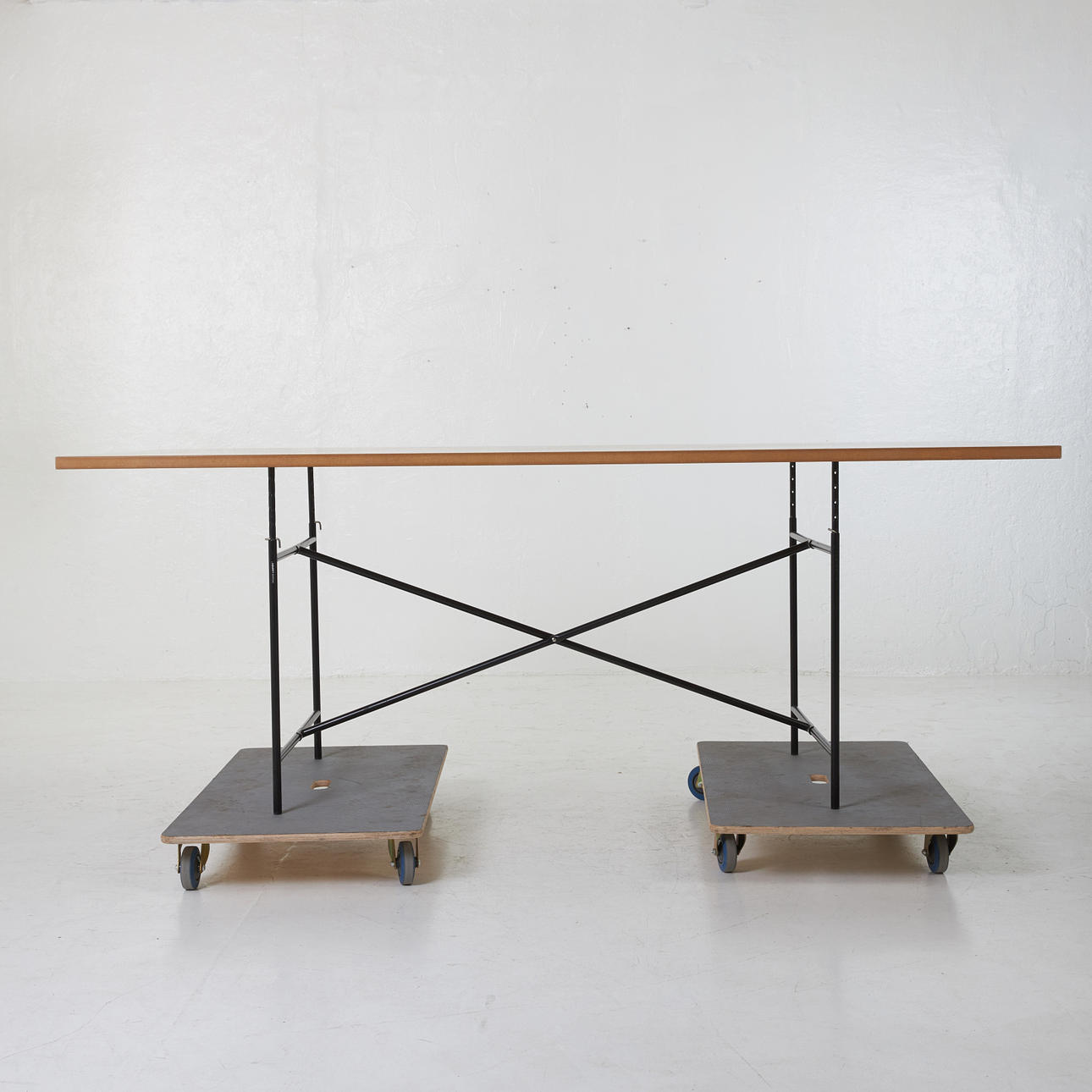 EGON EIERMANN. Bord, metalbund, bordplade i behandlet MDF, Richard Lampert.