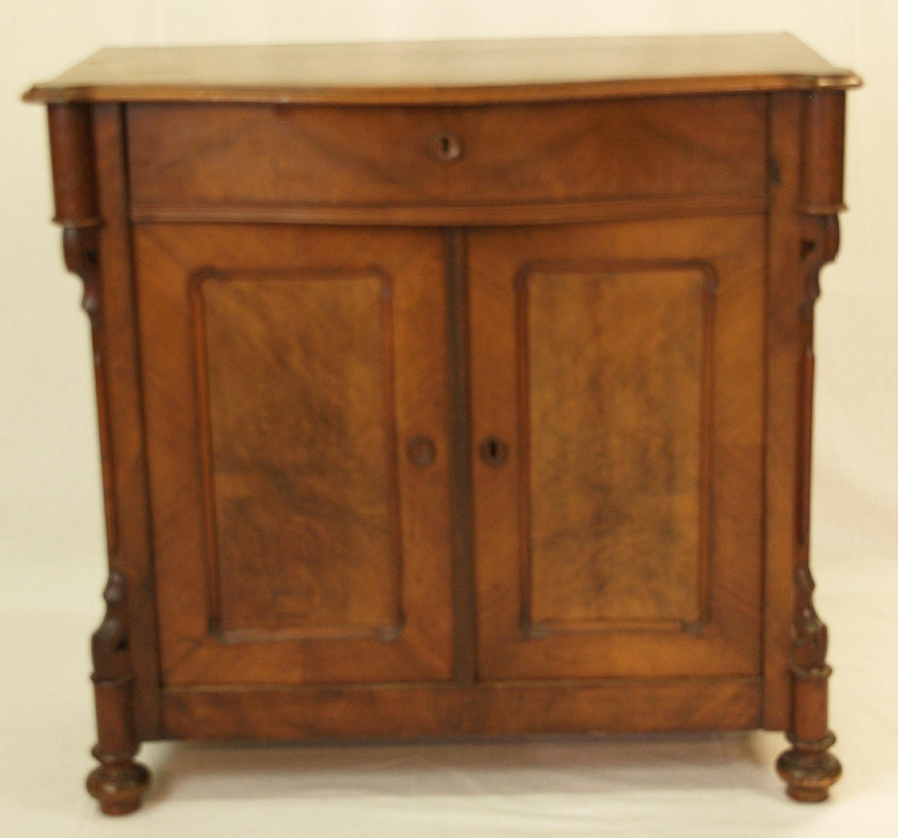 KOMMODE - mørkt træ, ca. 80x42x84 cm.