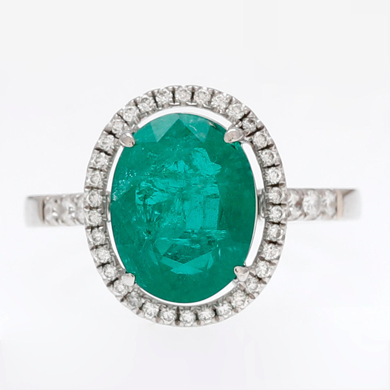 Emerald ring kantad med diamanter.