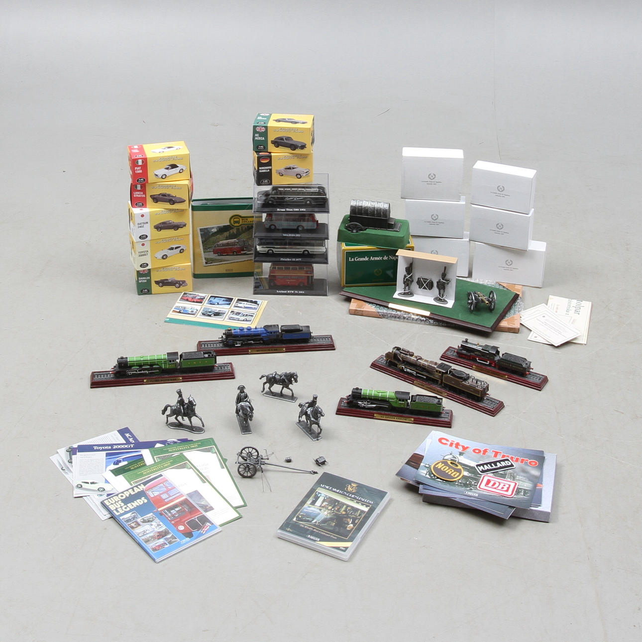 MODELLBILAR, BUSSAR, TÅG och FIGURER. ATLAS edition. Dokumentation. Originalkartonger.