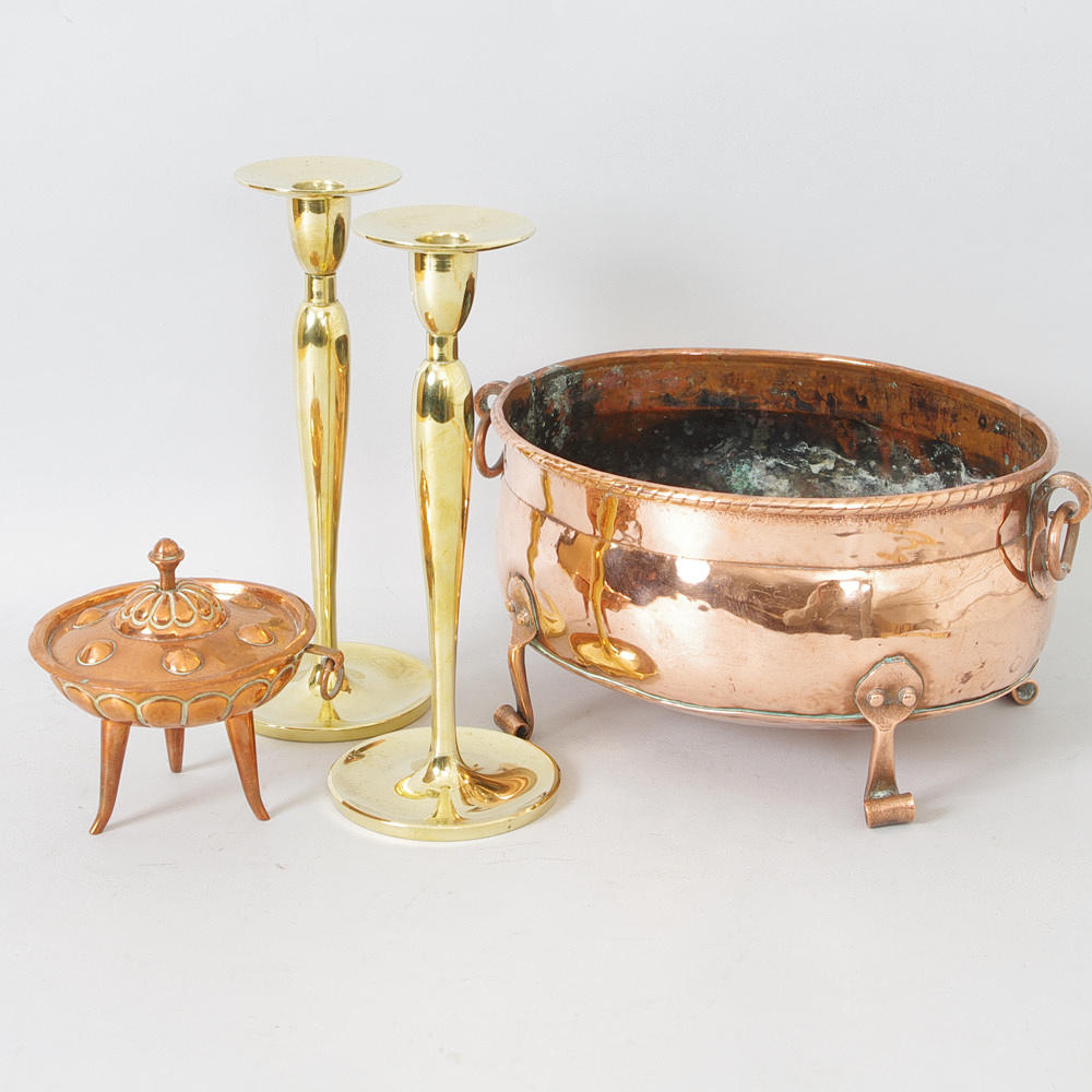 2 LJUSSTAKAR, KRUKA SAMT LOCKSKÅL, mässing/koppar.